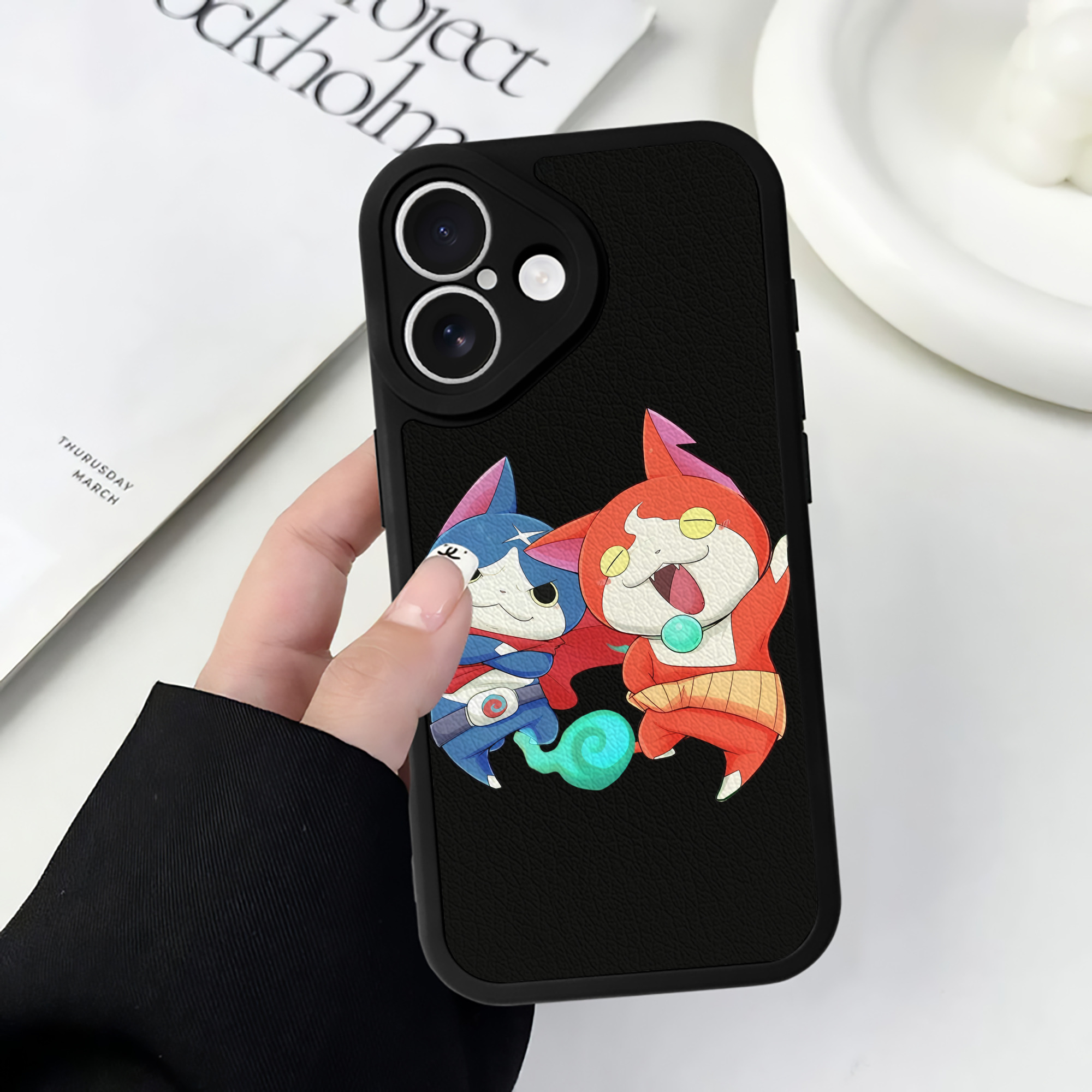 （画像用） 妖怪ウォッチ Yo-kai Watch 【iPhone 16シリーズ対応】シリコンスマホケース（レザー調） 材質：シリコン